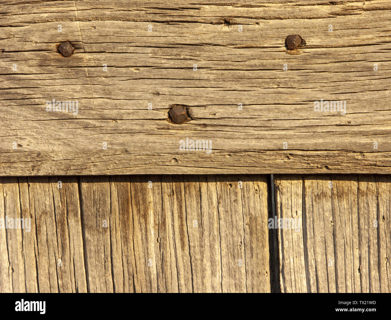 Pannelli e tavole di legno di una casa rurale, utilizzato per porte e finestre e cantine, dipinte e eroso dal tempo, Italia. Foto Stock