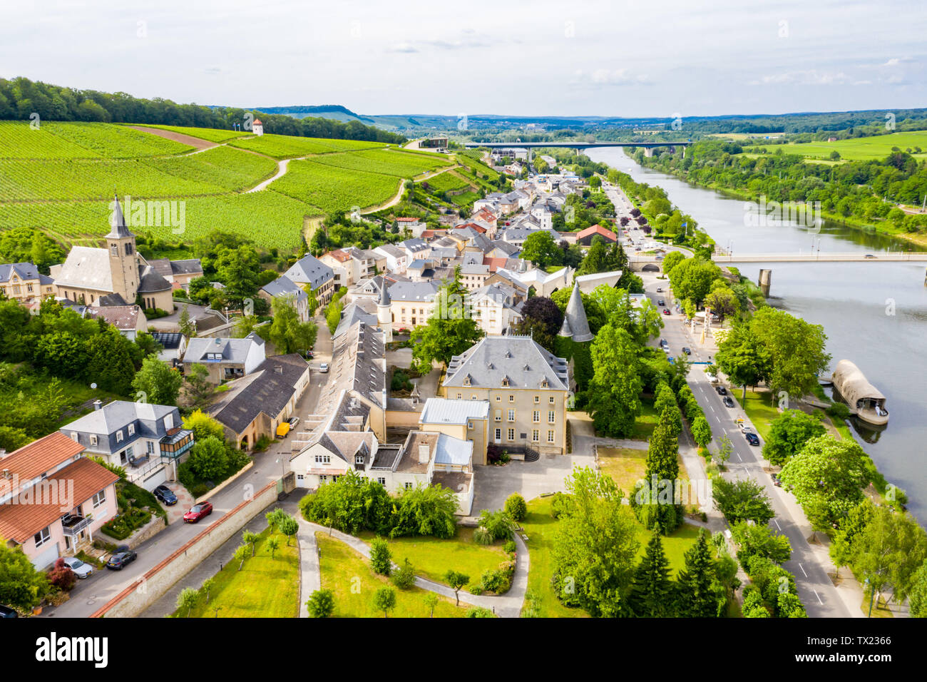 Vista aerea di Schengen centro città oltre il fiume Moselle, Lussemburgo, il luogo in cui accordo di Schengen firmato, il luogo di nascita di un' Europa senza bord Foto Stock