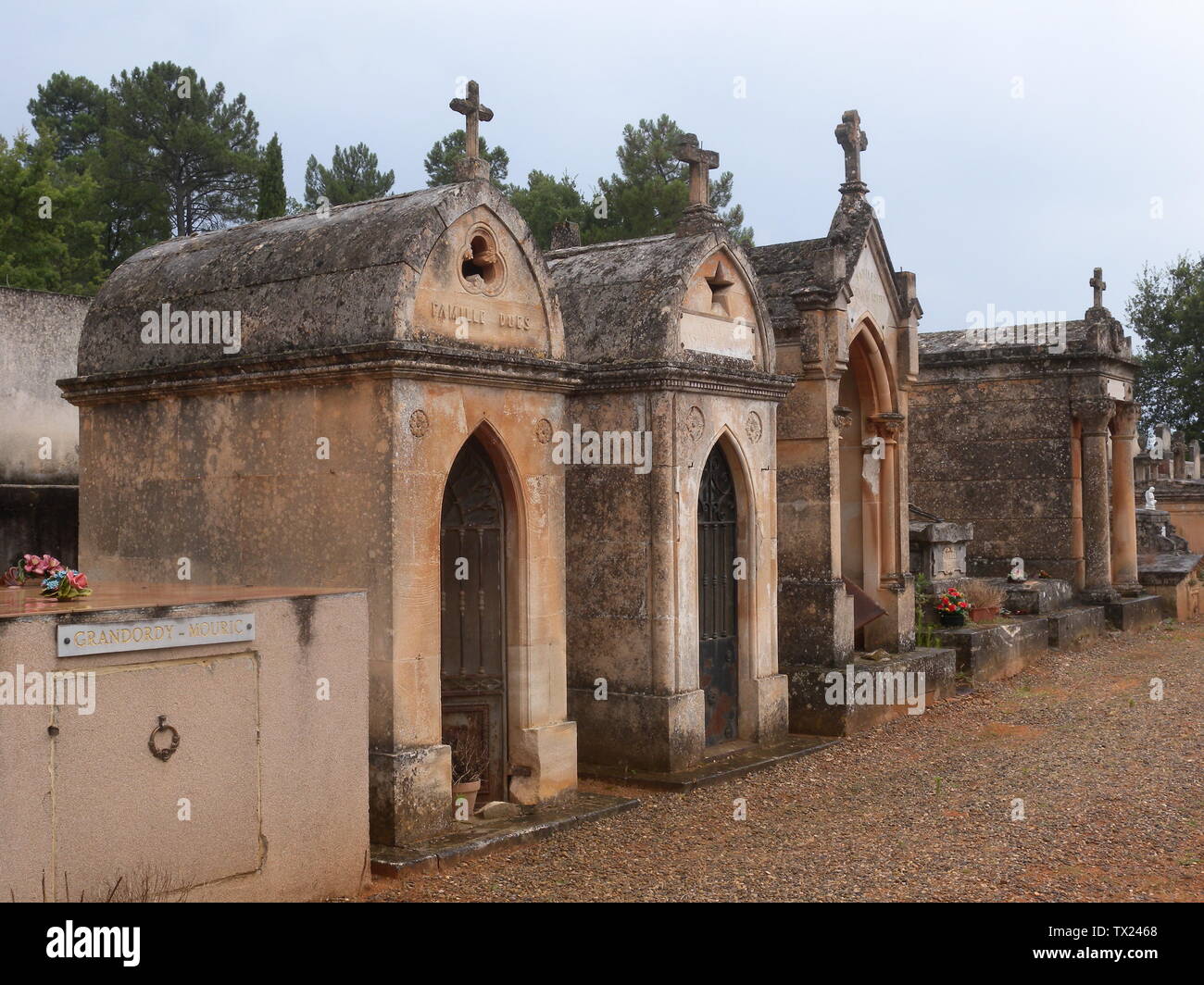 Il locale di colore arancione pallido mausolei di pietra in Roussillon Provence Francia Foto Stock