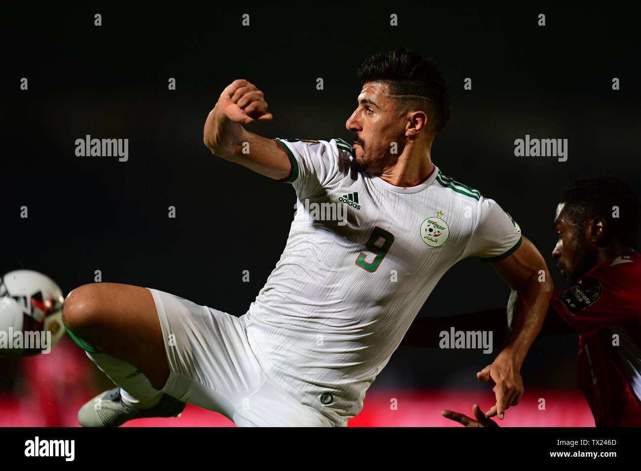 Il Cairo. Il 23 giugno, 2019. Baghdad Bounedjah di Algeria calci la palla durante il 2019 African Cup delle Nazioni Gruppo C match tra Algeria e Kenya in Cairo, Egitto il 23 giugno 2019. L' Algeria ha vinto 2-0. Credito: Wu Huiwo/Xinhua/Alamy Live News Foto Stock