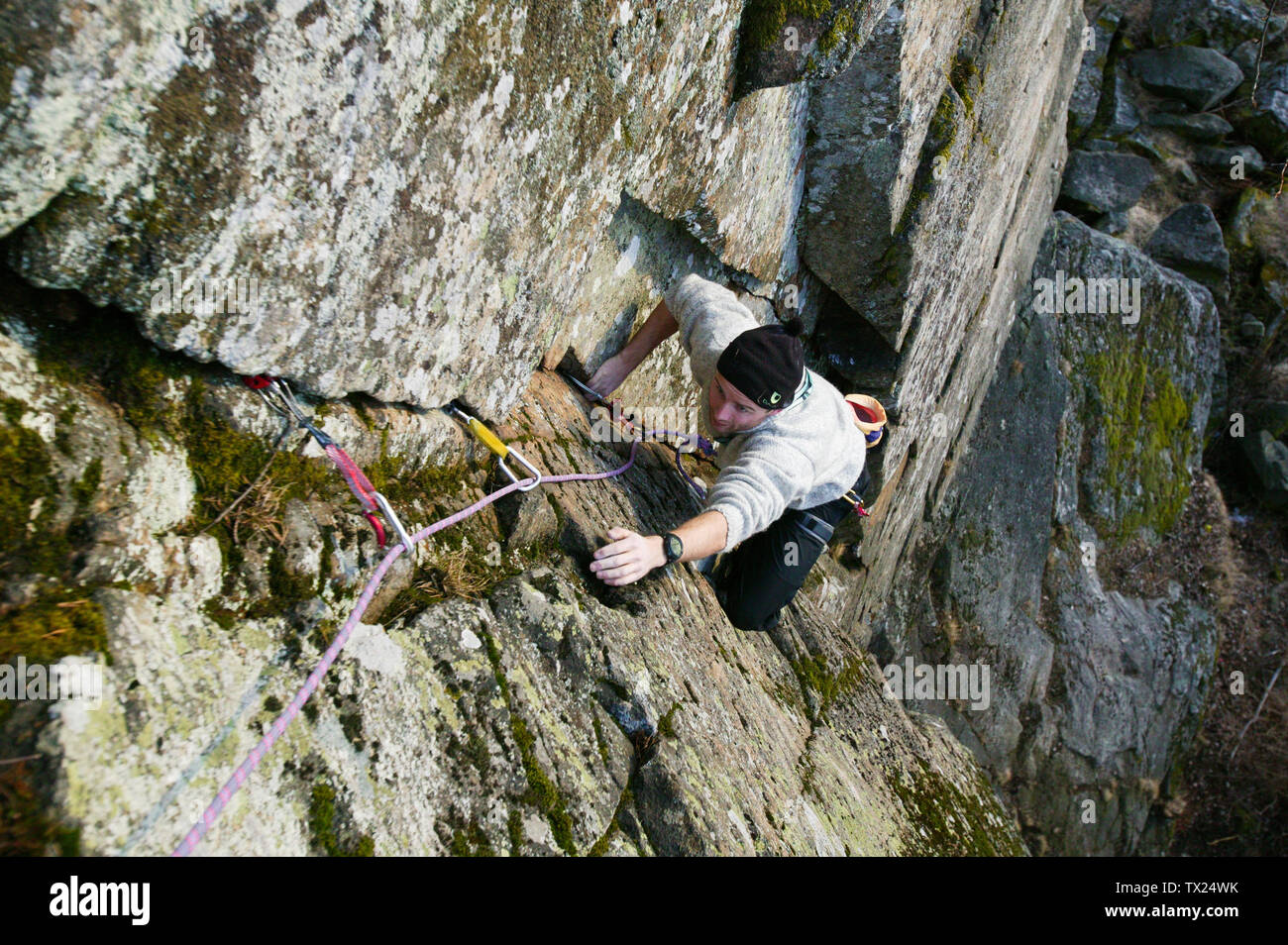 L'alpinista norvegese Erik Skauen è la scalata al Bergeråsen in Våler kommune, Østfold, Norvegia. Marzo, 2005. Foto Stock