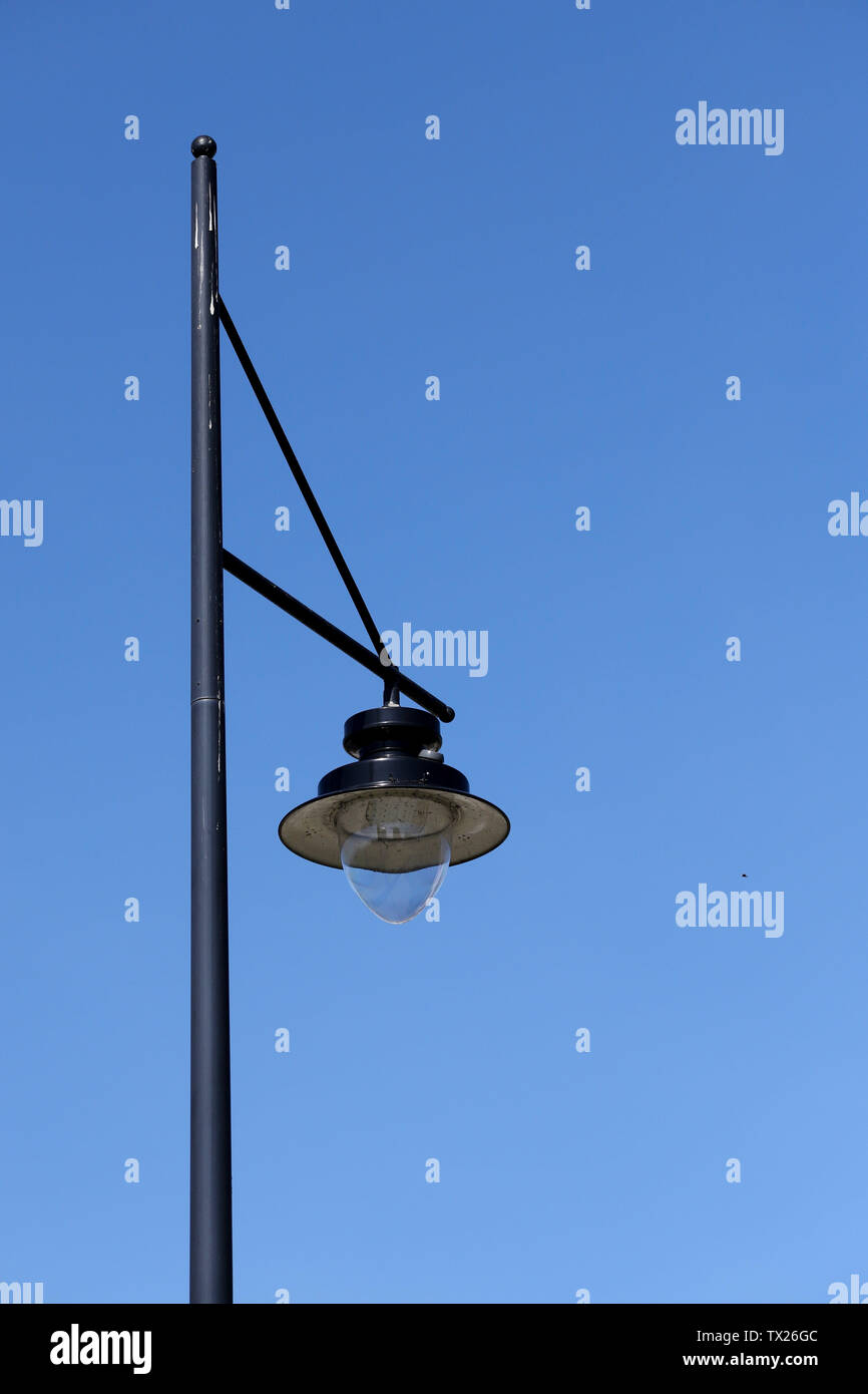 Ornato lampada posta contro un cielo blu chiaro Foto Stock