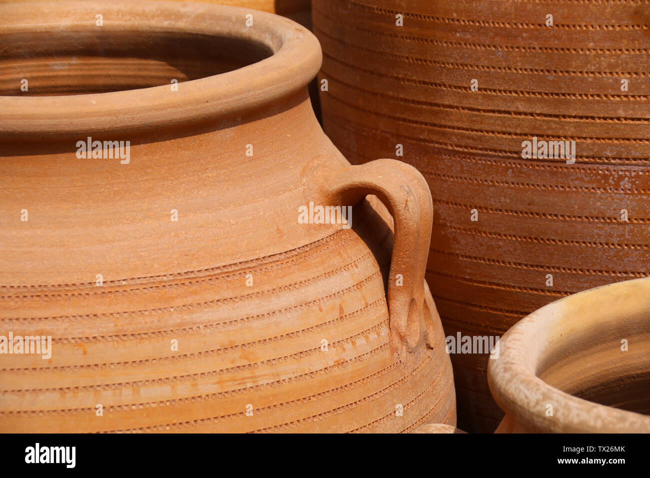 Close up gigante di vasi di terracotta / URN Foto Stock