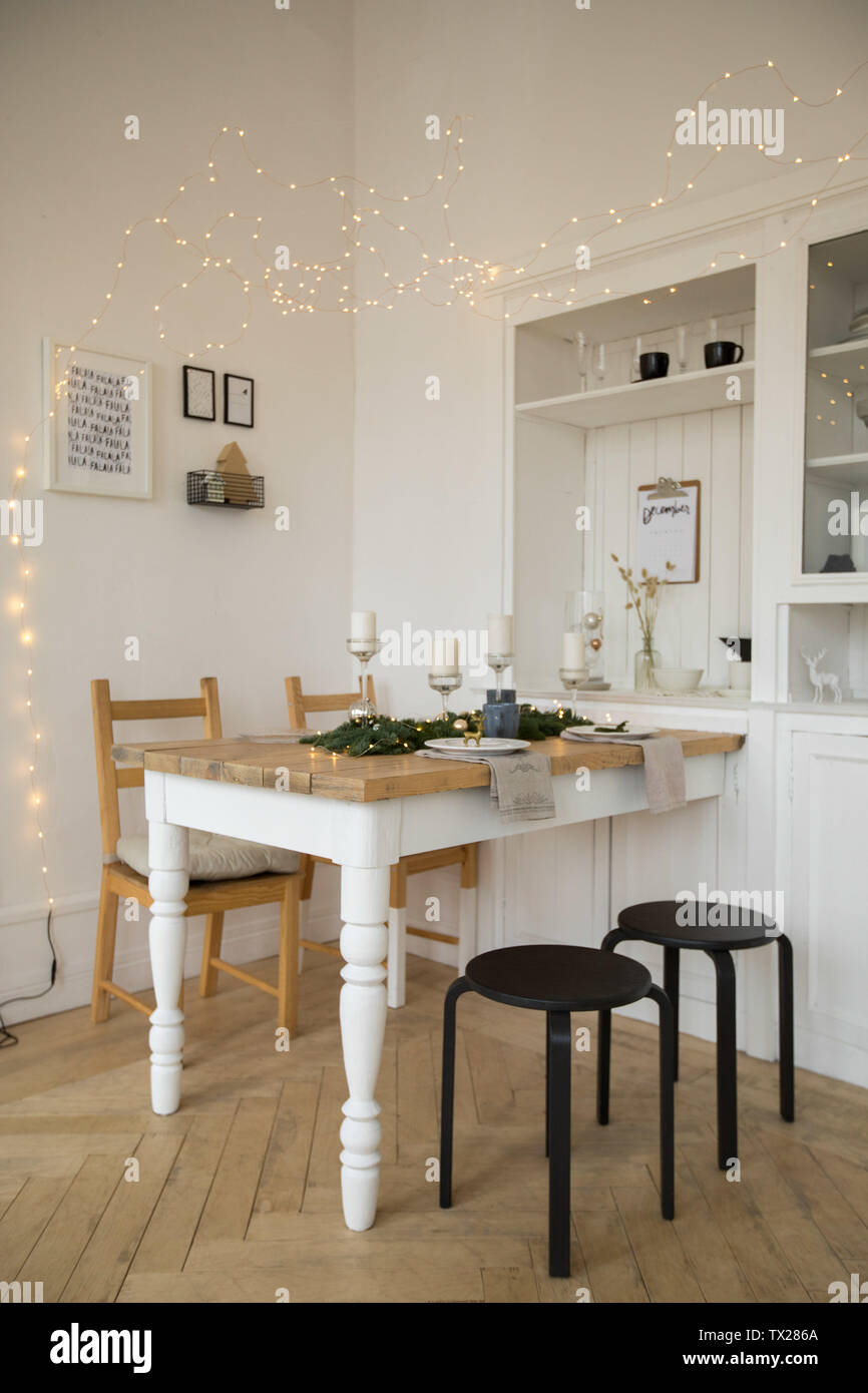 Festively cui white tavolo e sedie in salotto Foto Stock