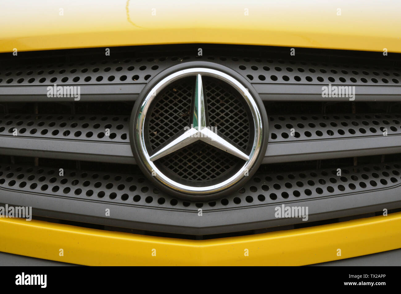 Mosca, Russia - 2 Giugno 2019: Mercedes Benz logo auto su un chrome Mercedes Benz grill. Foto Stock