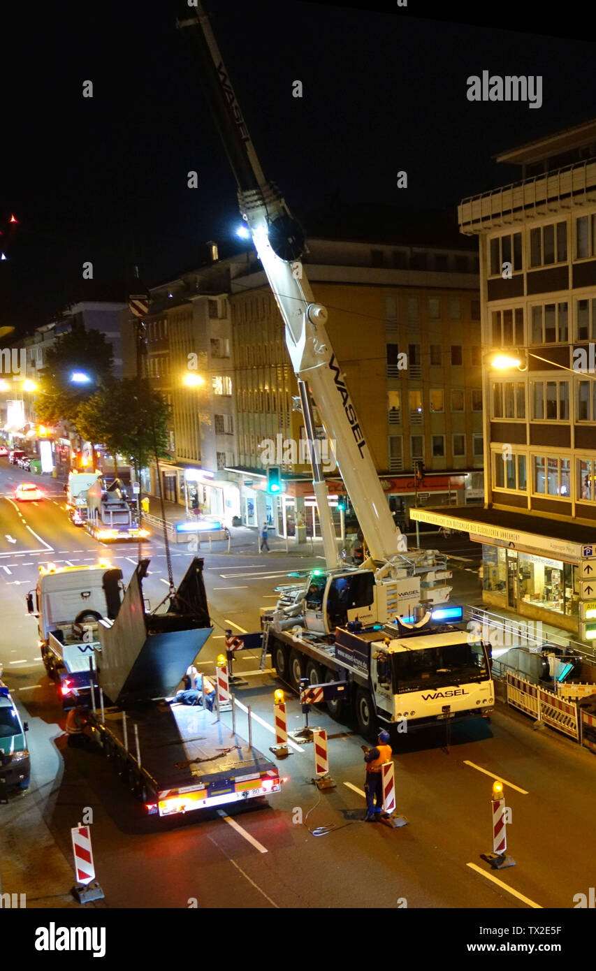 Düsseldorf, Erneuerung einiger Rolleppen, hier Oststraße Ecke Steinstraße/Friedrich-Ebert-Straße, giugno 2016. Abtransport der alten Treppe.; on 14 giugno 2016; Lavoro Proprio; Kürschner (talk) 07:01, 15 giugno 2016 (UTC); Foto Stock