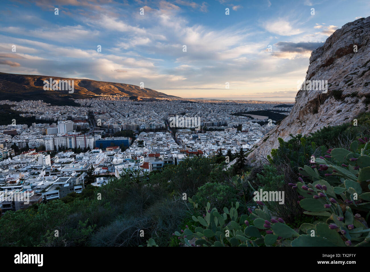 Vista serale di Atene dal Colle Lycabettus, Grecia. Foto Stock