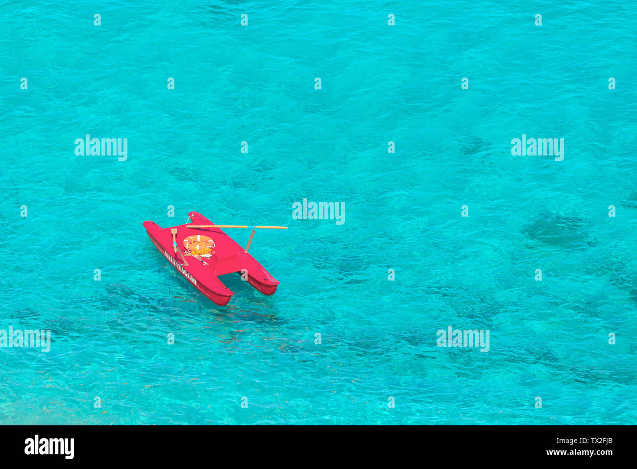 Vista aerea del bagnino barca (salvataggio) nella bella chiaro mare tropicale acqua da tropea italia - baywatch italiano di salvataggio a remi Foto Stock