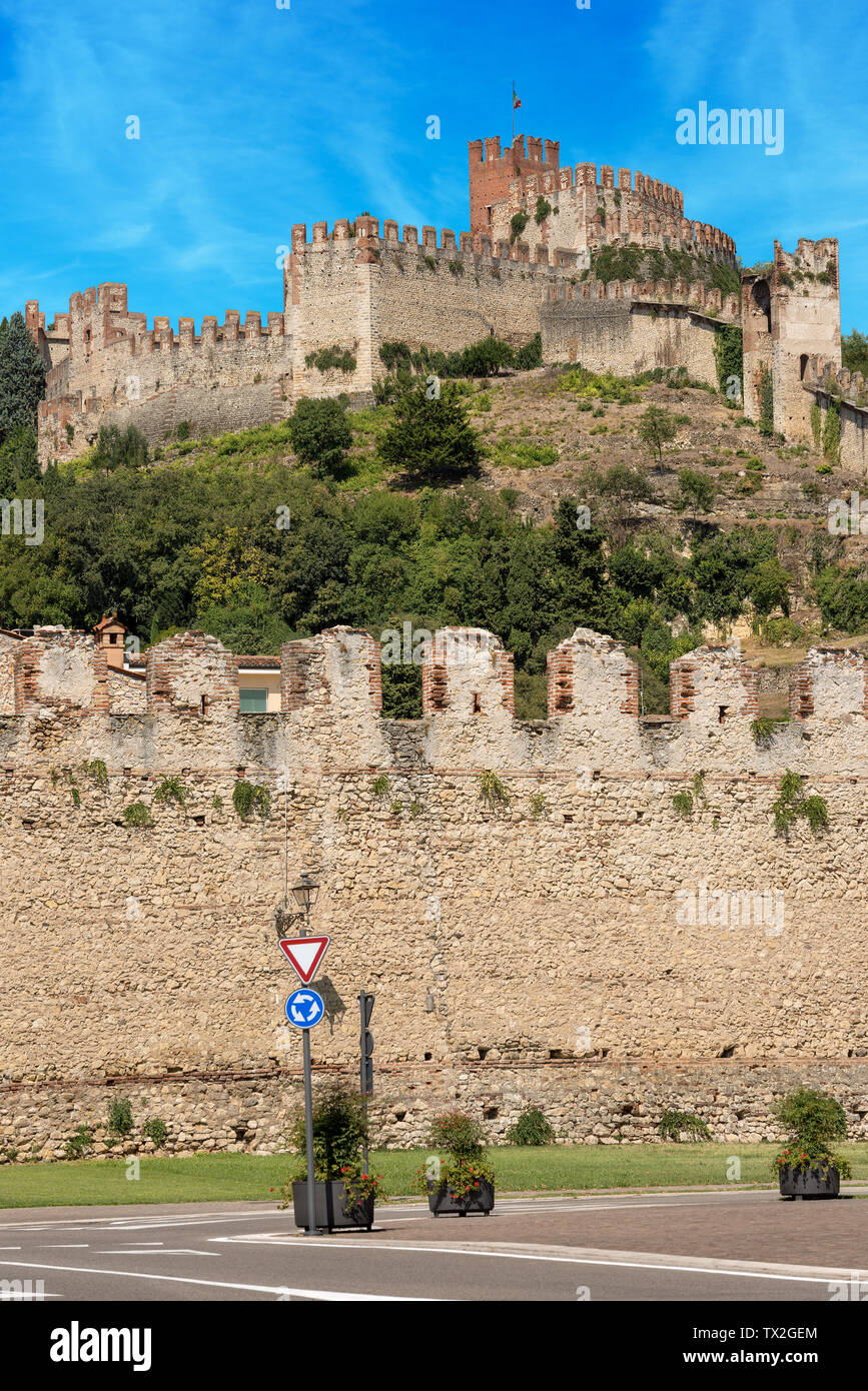La Scala in Famiglia (castello Scaligero) della piccola cittadina di Soave, del X secolo, Veneto, Verona, Italia, Europa Foto Stock