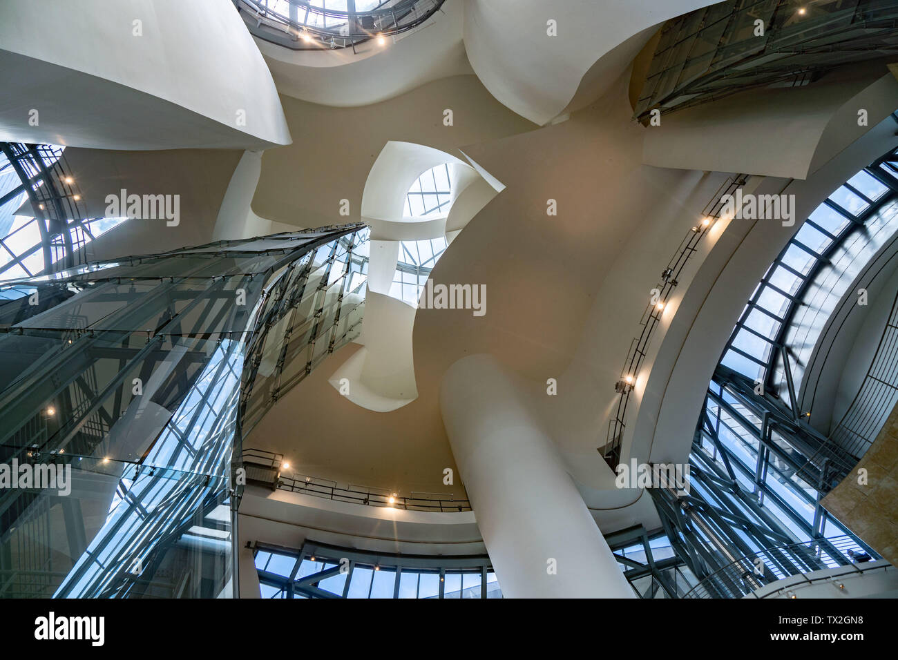 Bilbao, Spagna. Il 23 giugno, 2019. Vista interna del Museo Guggenheim di Bilbao. Il palazzo è una delle più celebri opere dell'architetto Frank Gehry. Il museo, che hanno un costo di circa 140 milioni di euro al momento, è stato aperto nel 1997. Credito: Frank Rumpenhorst/dpa/Alamy Live News Foto Stock