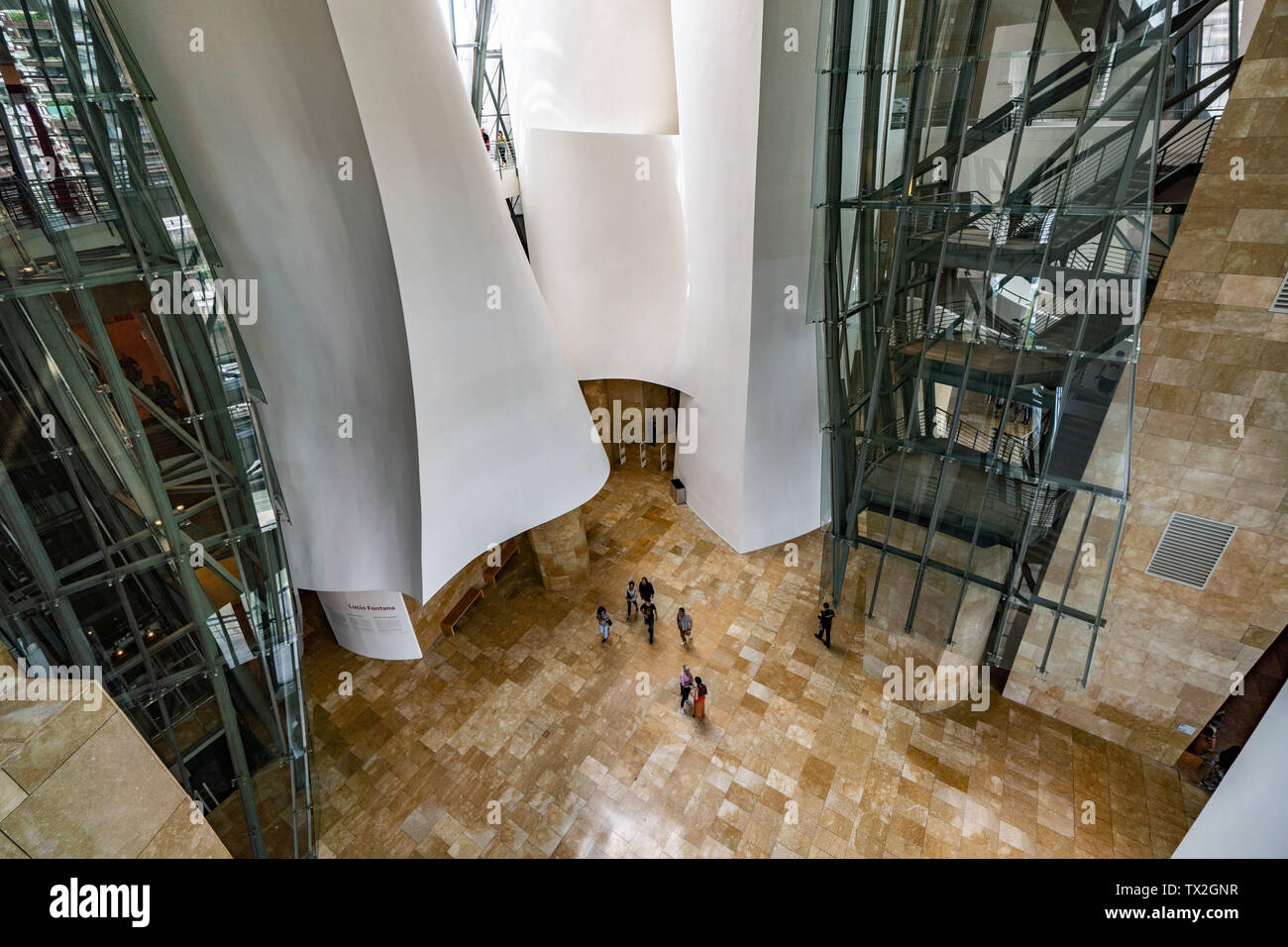 Bilbao, Spagna. Il 23 giugno, 2019. Vista interna del Museo Guggenheim di Bilbao. Il palazzo è una delle più celebri opere dell'architetto Frank Gehry. Il museo, che hanno un costo di circa 140 milioni di euro al momento, è stato aperto nel 1997. Credito: Frank Rumpenhorst/dpa/Alamy Live News Foto Stock