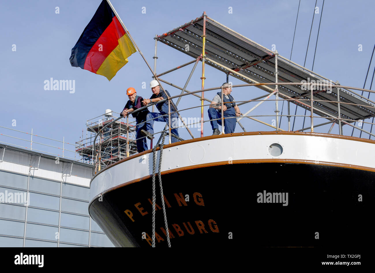 Wewelsfleth, Germania. Il 24 giugno 2019. La nave a vela "" di Pechino si trova prima del disinserimento in cantiere, i lavoratori sono in piedi alla Rehling. Il marinaio tradizionale 'Pechino' si suppone di nuotare sulla propria chiglia nuovamente dopo un lungo tempo di docking. Il lavoro dovrebbe essere completato nel maggio 2020. Il "Pechino" sarà successivamente hanno il suo ultimo posto di ormeggio nel progetto del porto tedesco museo nel porto di Amburgo. Credito: Carsten Rehder/dpa/Alamy Live News Foto Stock