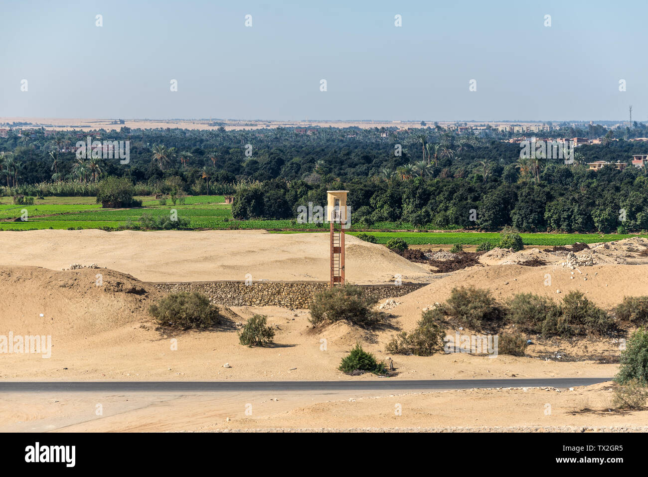 Military Watch torre sulla riva del Canale di Suez vicino a Ismailia, Egitto, Africa Foto Stock