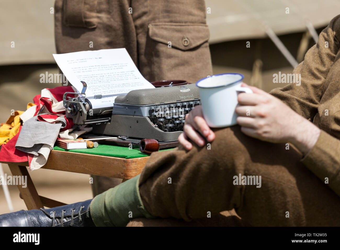 Imperial Nastri inchiostratori per macchine da scrivere con soldati prendendo una pausa durante il Barnard Castle, 1940's Weekend 2019. Foto Stock