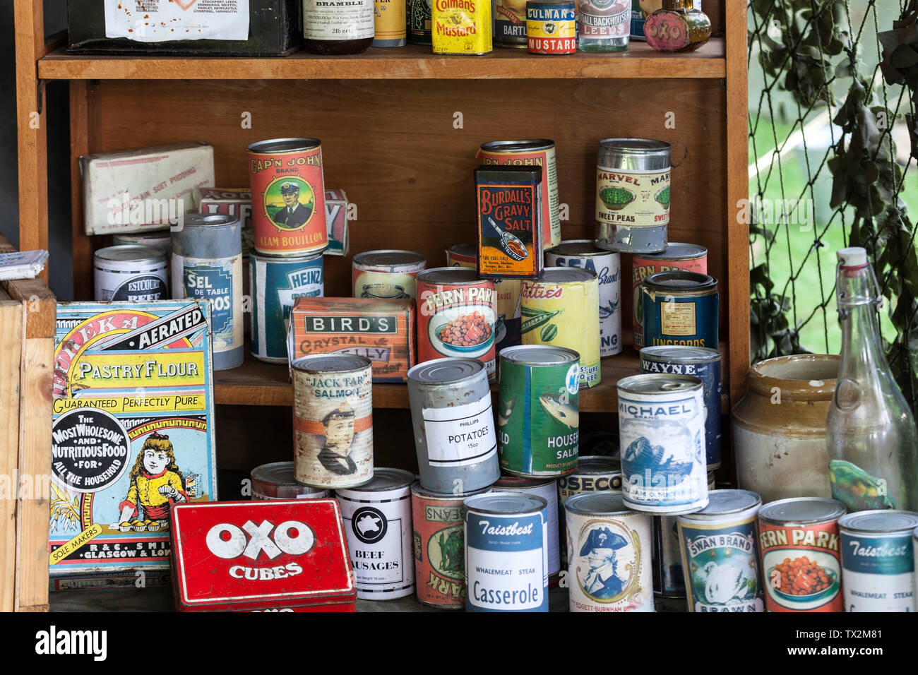 Ripiani sovrapposti con il cibo da anni quaranta e la seconda guerra mondiale, Inghilterra. Foto Stock