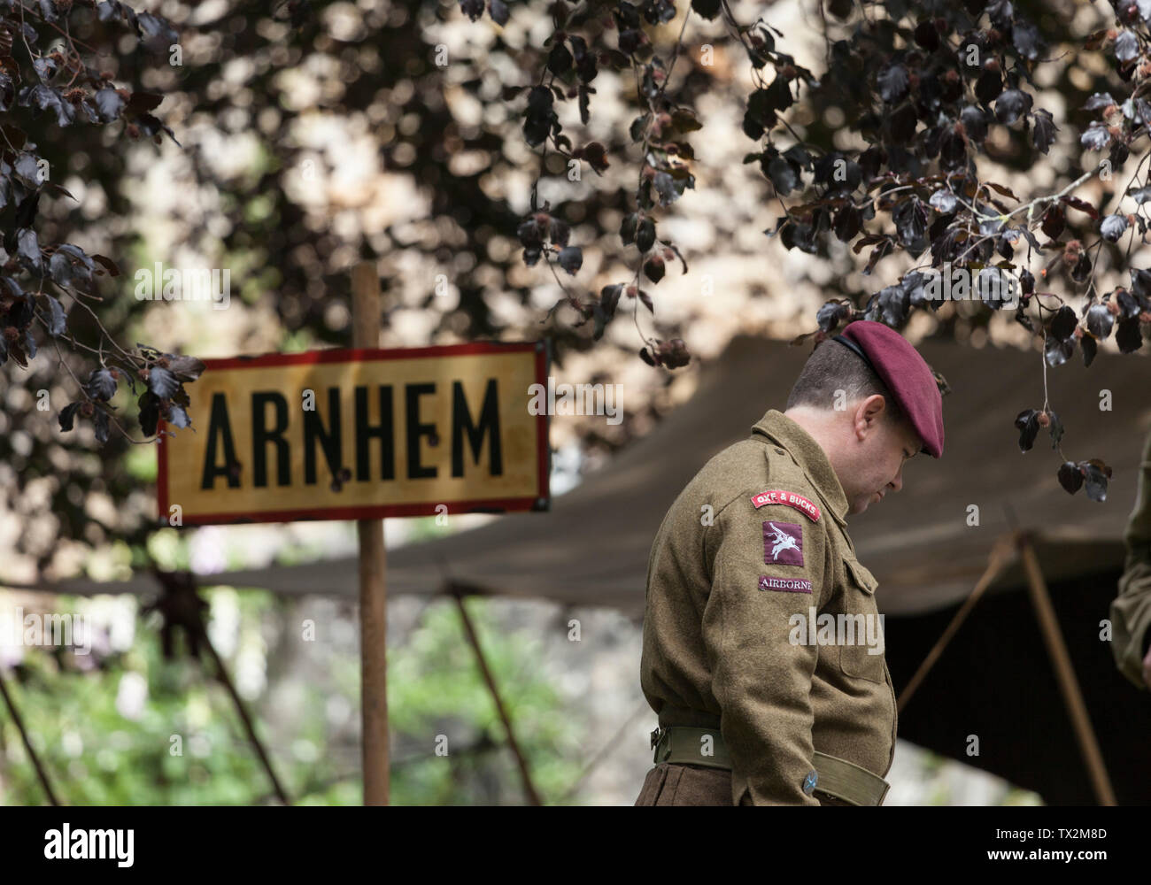 Oxfordshire e Buckinghamshire Airborne soldato con la testa inchinata accanto a un segno di Arnhem, Barnard Castle, 1940's Weekend 2019. Foto Stock