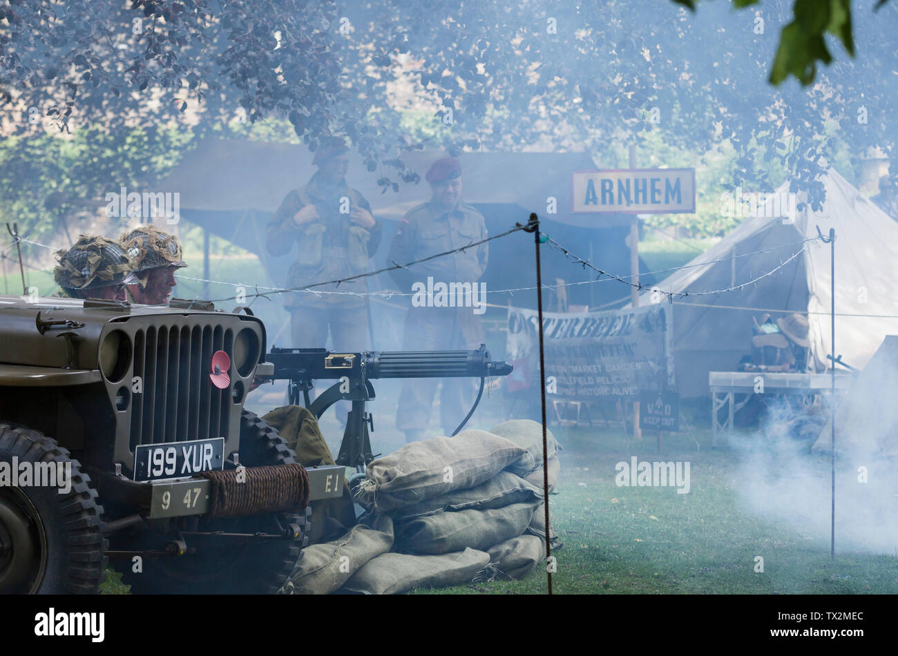 Re-enactors sparare una pistola della macchina durante una battaglia di Arnhem rievocazione a Barnard Castle, 1940's Weekend 2019, Teesdale, County Durham, Regno Unito. Foto Stock