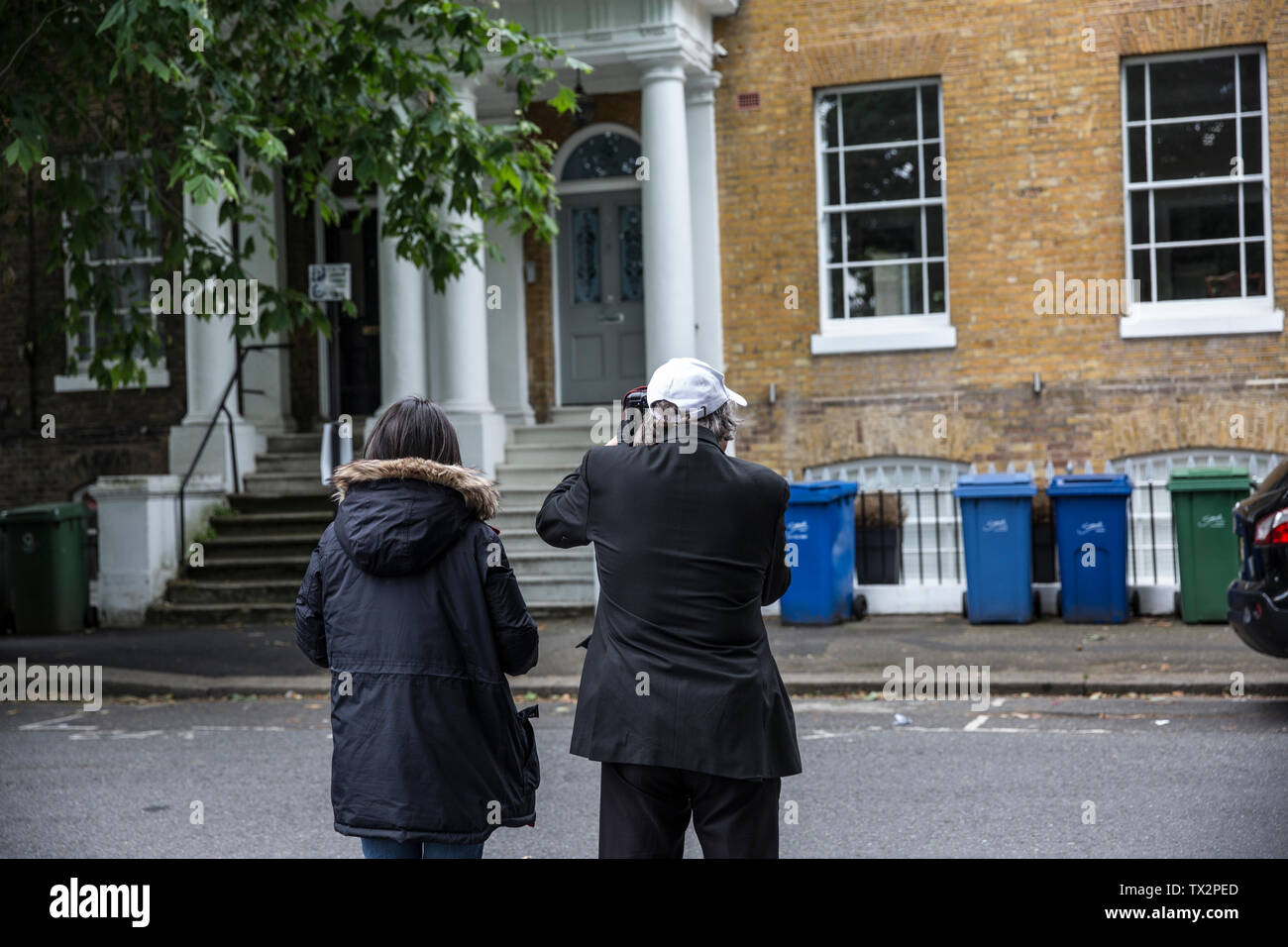 Premere i fotografi al di fuori dell'indirizzo residenziale di Boris Johnson MP per il Partito conservatore e fidanzata Carrie Symonds, London, England, Regno Unito Foto Stock