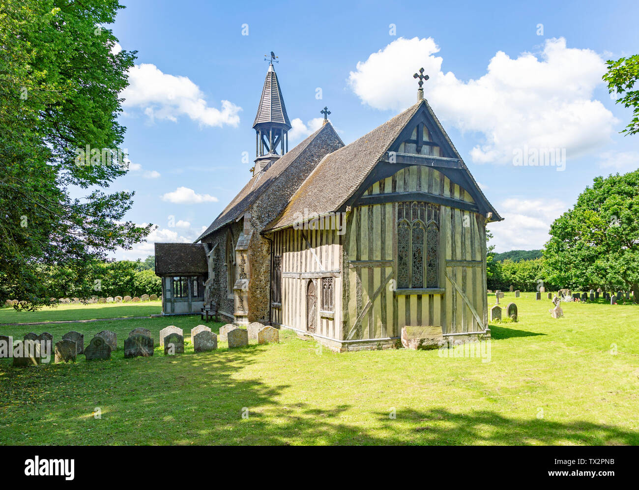 Villaggio Chiesa parrocchiale di tutti i santi, Crowfield, Suffolk, Inghilterra, Regno Unito con il legname di legno incorniciata coro Foto Stock