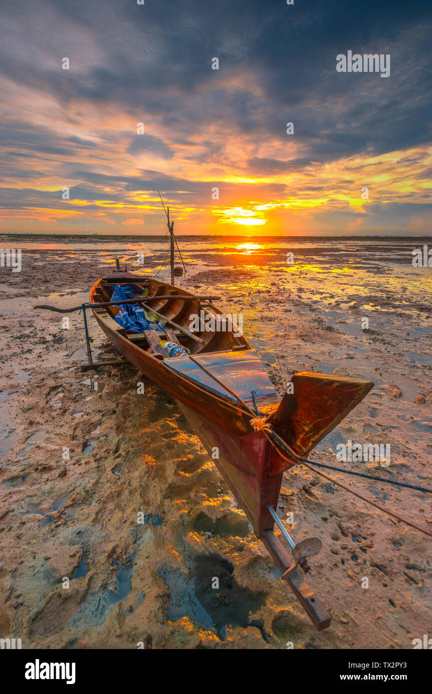 La bassa marea nel villaggio di pescatori Foto Stock