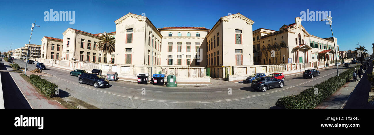 Ostia Lido roma, Italia - gennaio 29,2019:vista panoramica del lungomare Paolo Toscanelli street a Ostia Lido di Roma con storico palazzo enorme di forme Foto Stock