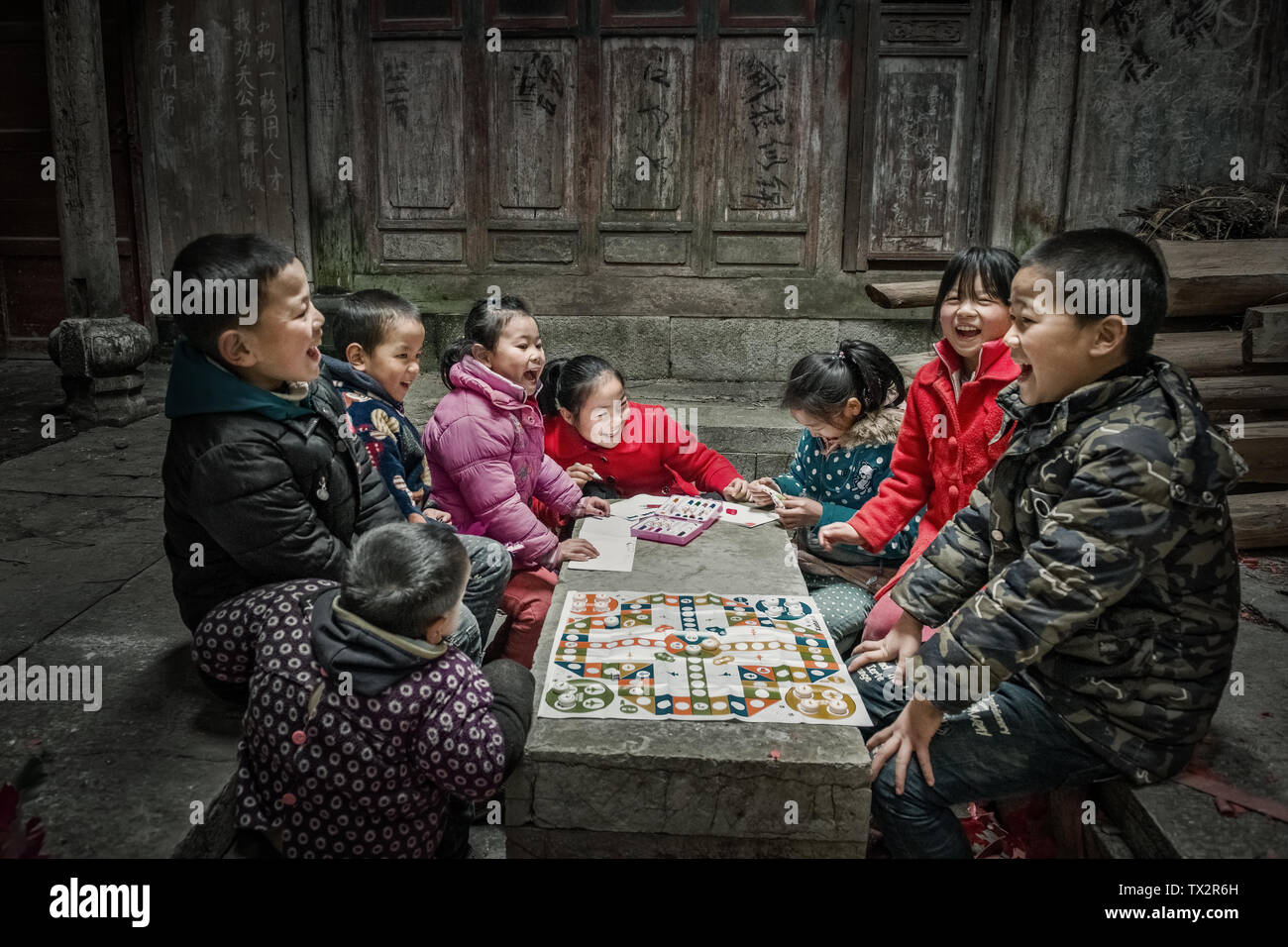 I bambini sono in extra-curriculari classi di attività. Foto Stock