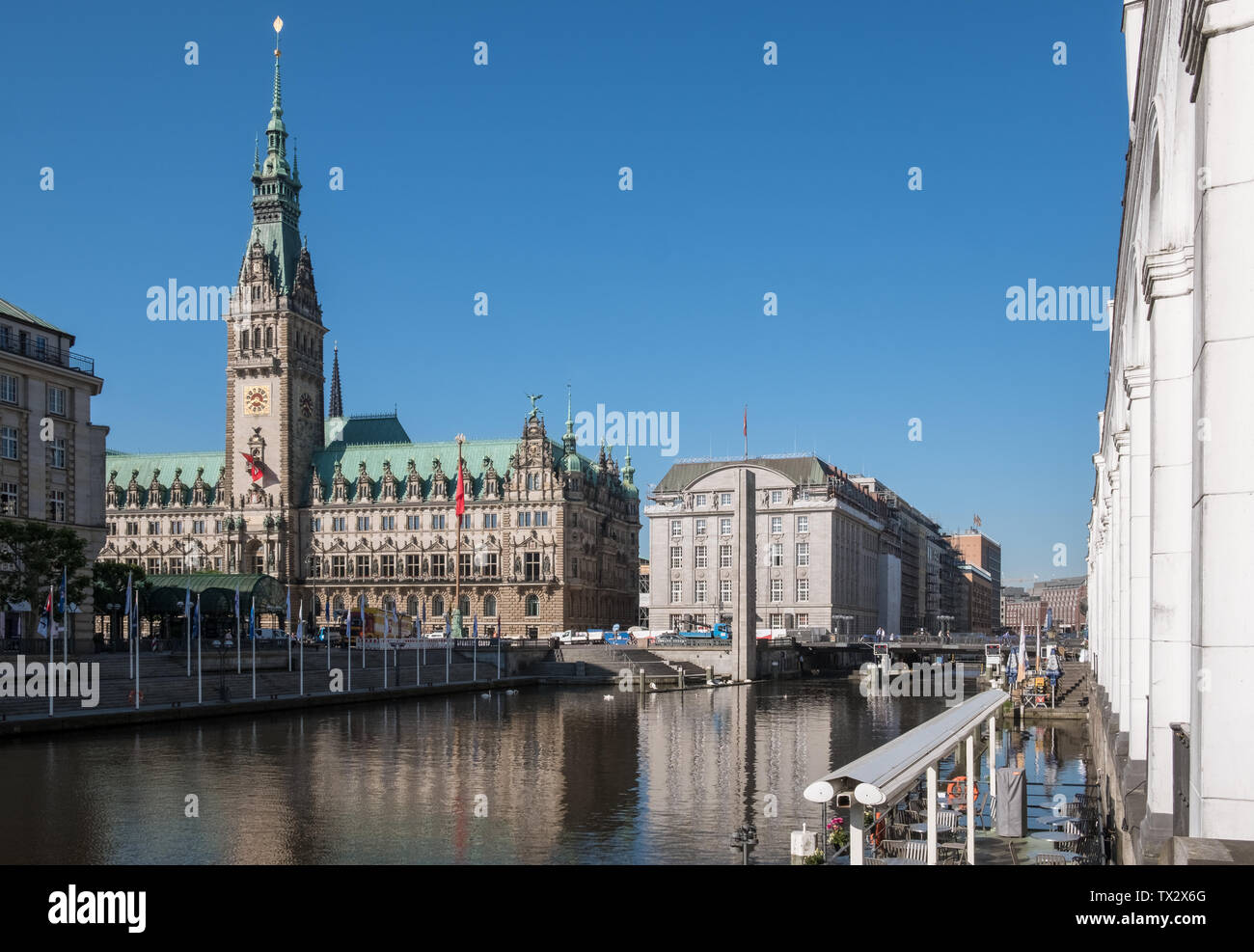 Vista di Amburgo il municipio (Rathaus), un neo-edificio in stile rinascimentale, e punto di riferimento della città situato nel quartiere Altstadt, Amburgo, Germania Foto Stock