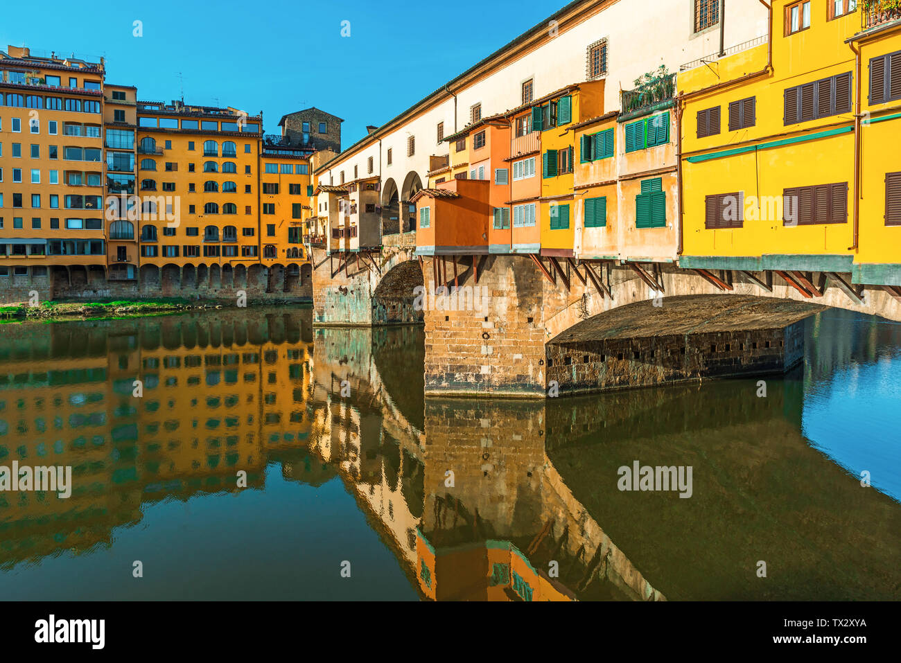 Famoso ponte medievale Ponte Vecchio a Firenze, Toscana, Italia al mattino Foto Stock