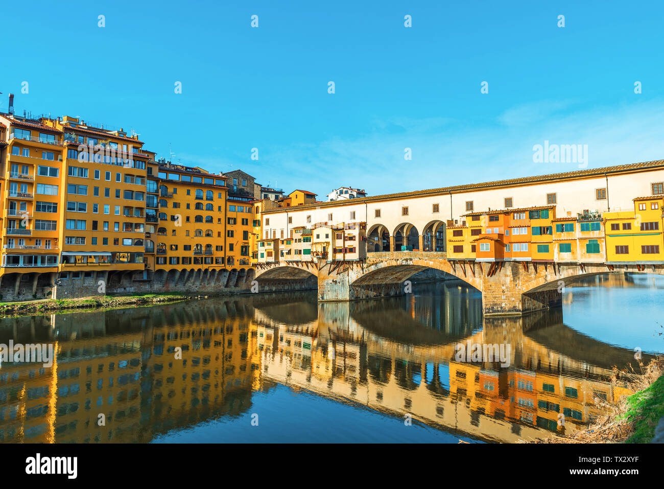 Firenze, Italia. Famoso ponte medievale Ponte Vecchio al mattino. destinazione di viaggio Foto Stock