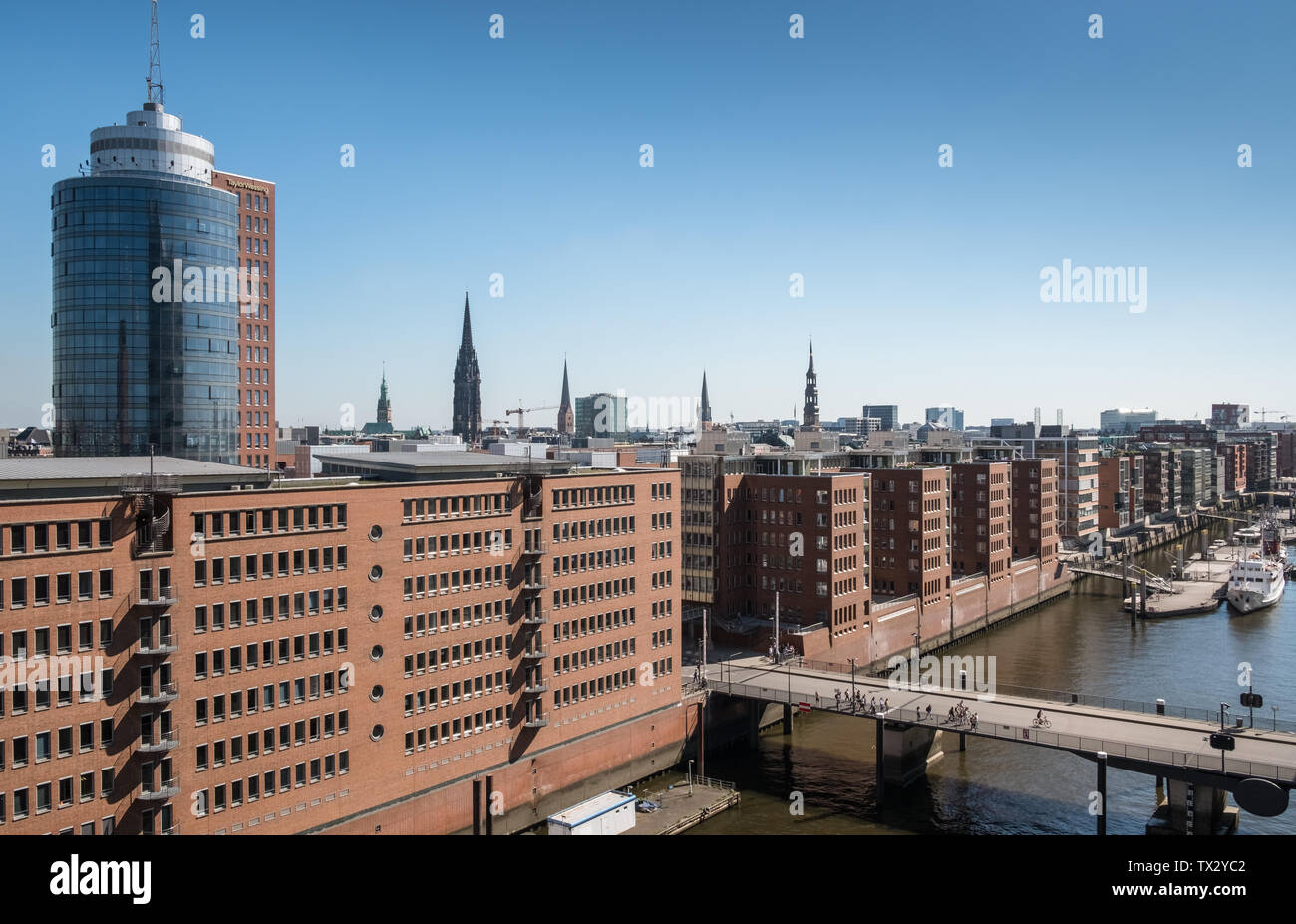 Vista in elevazione del Am Sandtorkai, con porto Santorhafen accanto, Speicherstadt, HafenCity di Amburgo, Germania Foto Stock
