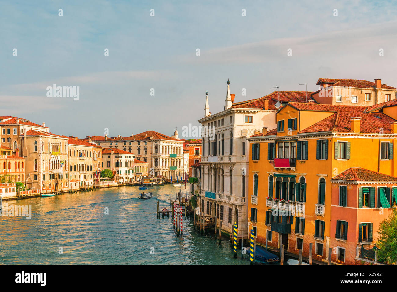 Bellissima vista del Canal Grande di Venezia,Italia dal ponte dell'Accademia con gondole durante il sunrise. destinazione di viaggio Foto Stock