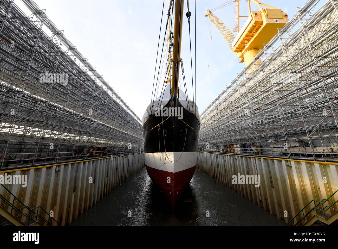 Wewelsfleth, Germania. Il 24 giugno 2019. La nave a vela "" di Pechino si trova prima del disinserimento in cantiere. Il marinaio tradizionale 'Pechino' si suppone di nuotare sulla propria chiglia nuovamente dopo un lungo tempo di docking. Il lavoro dovrebbe essere completato nel maggio 2020. Il "Pechino" sarà successivamente hanno il suo ultimo posto di ormeggio nel progetto del porto tedesco museo nel porto di Amburgo. Credito: Carsten Rehder/dpa/Alamy Live News Foto Stock