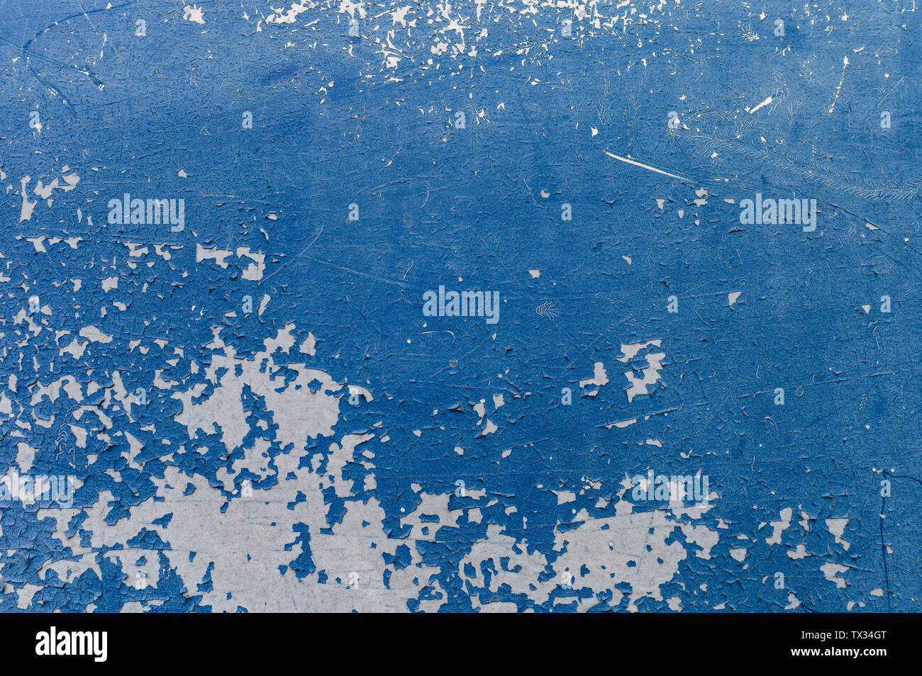 Vernice scrostata e degrado sulla pelle blu di sfondo auto Foto Stock
