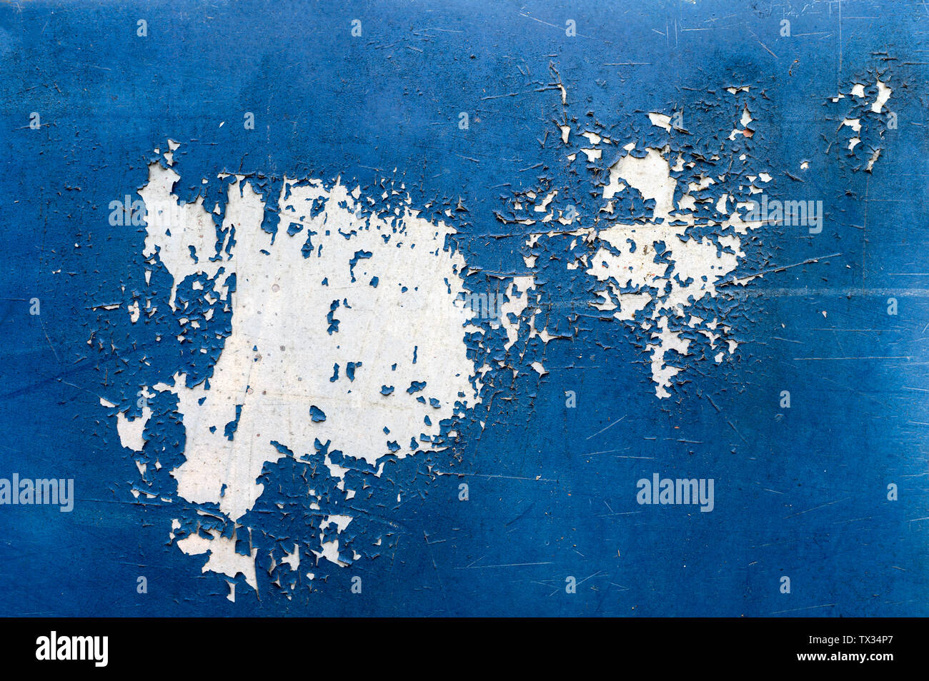 Vernice scrostata e degrado sulla pelle blu di sfondo auto Foto Stock