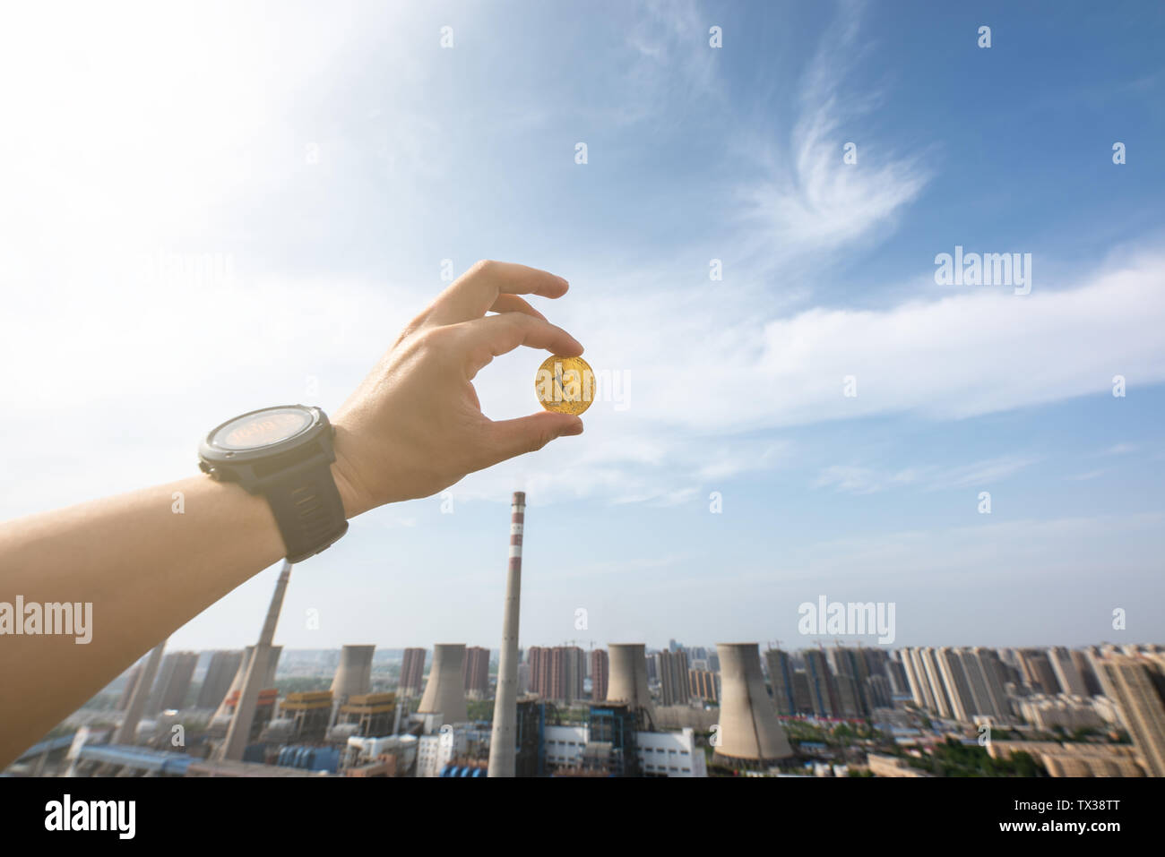 Uomo con Bitcoin Foto Stock