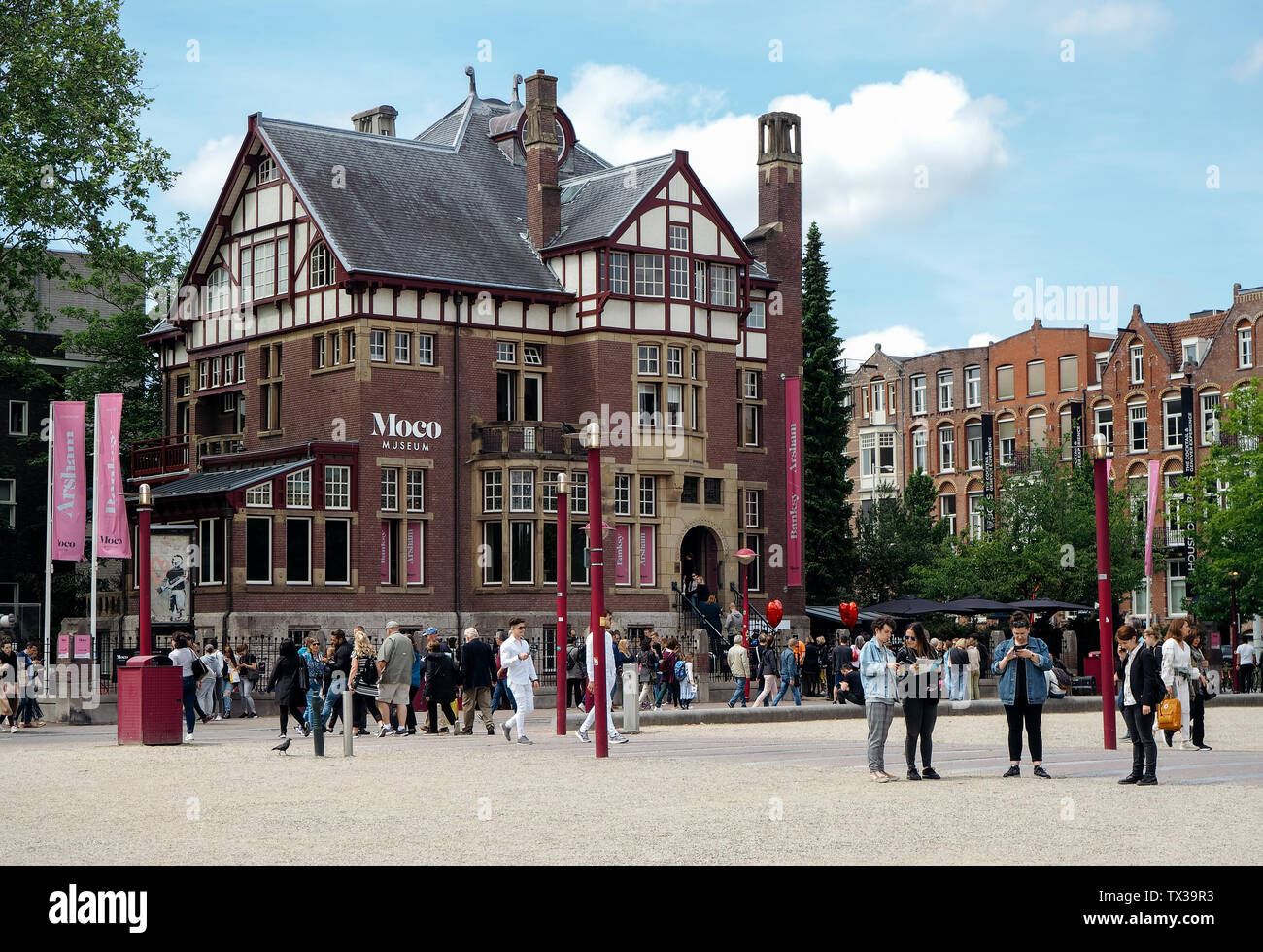 Amsterdam, Paesi Bassi - 31 Maggio 2019: folla di fronte al Moco (museo moderno museo contemporaneo) ad Amsterdam. Giornata di sole. Foto Stock