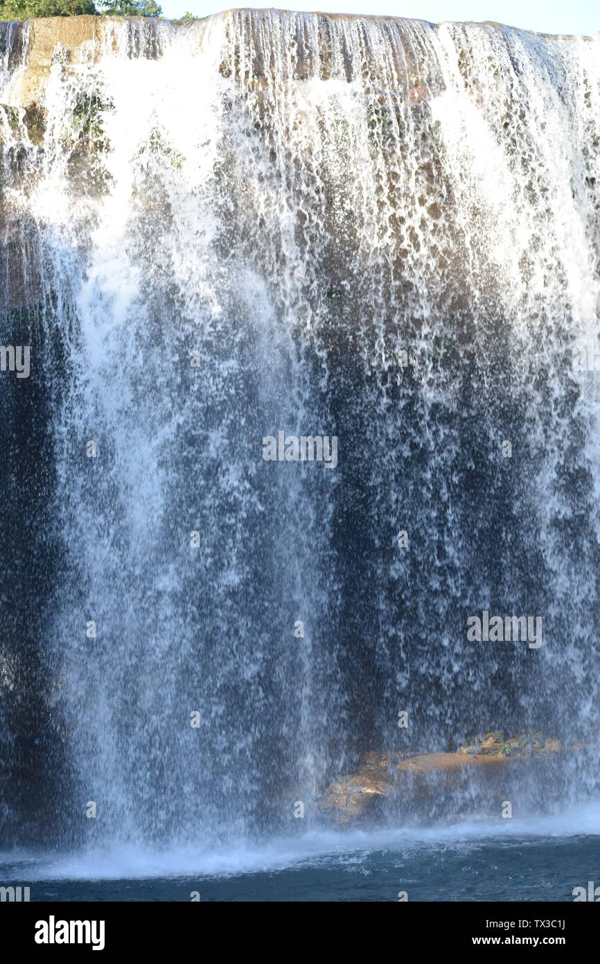 Molto bella la cascata di primavera nella valle del fiume Jean nella foresta. Wallpaper di alta qualità con bella collina Foto Stock