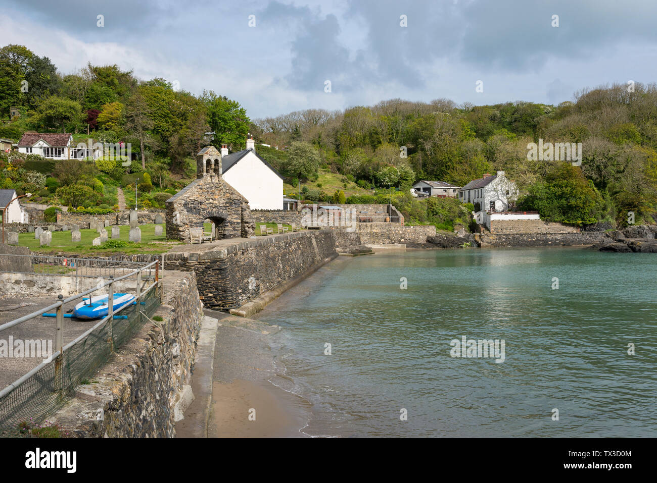 Il borgo marinaro di Cwm Yr Eglwys vicino a Fishguard in Il Pembrokeshire Coast National Park. Foto Stock