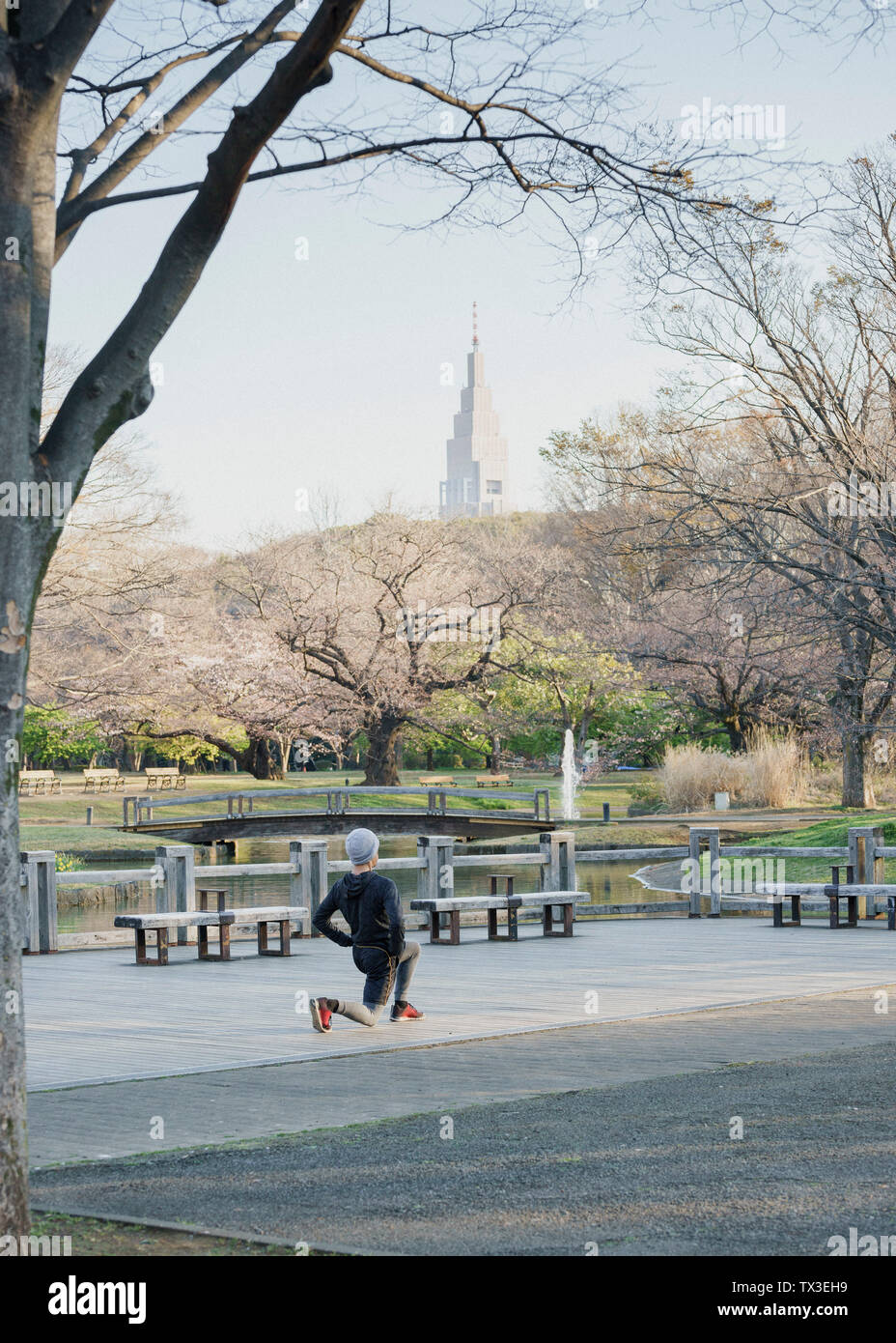 Runner stretching a Yoyogi Park, Shibuya, Tokyo, Giappone Foto Stock