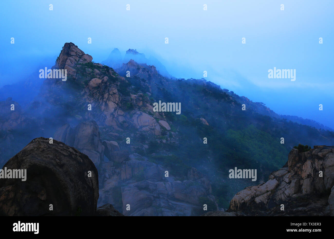 La nebbia in montagna flottante ---Scenic film. Foto Stock