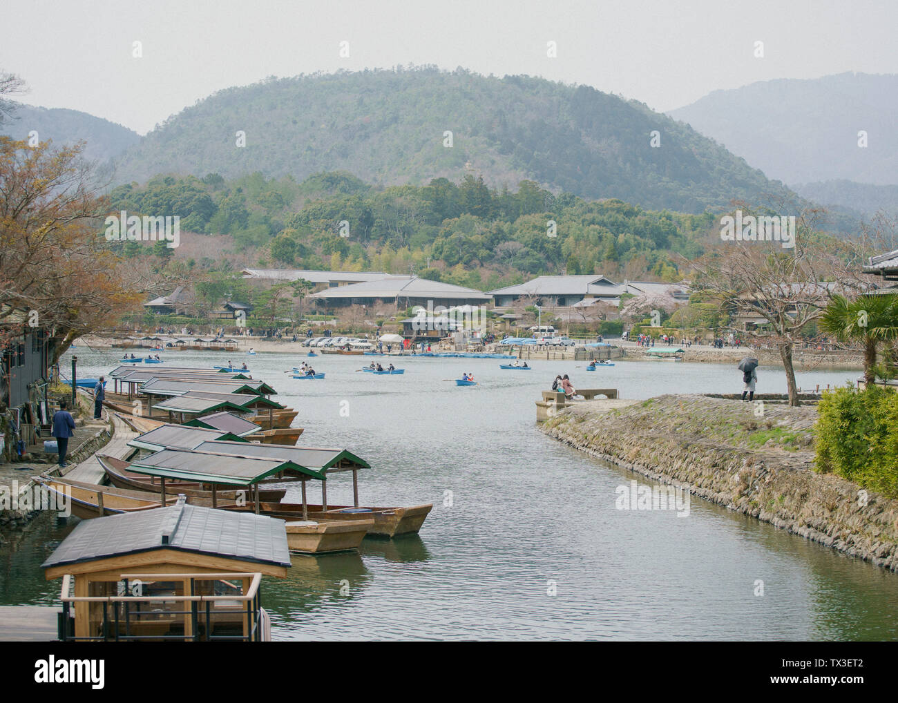 Barche sul fiume, Arashiyama Park, zona Nakanoshima, Kyoto, Giappone Foto Stock