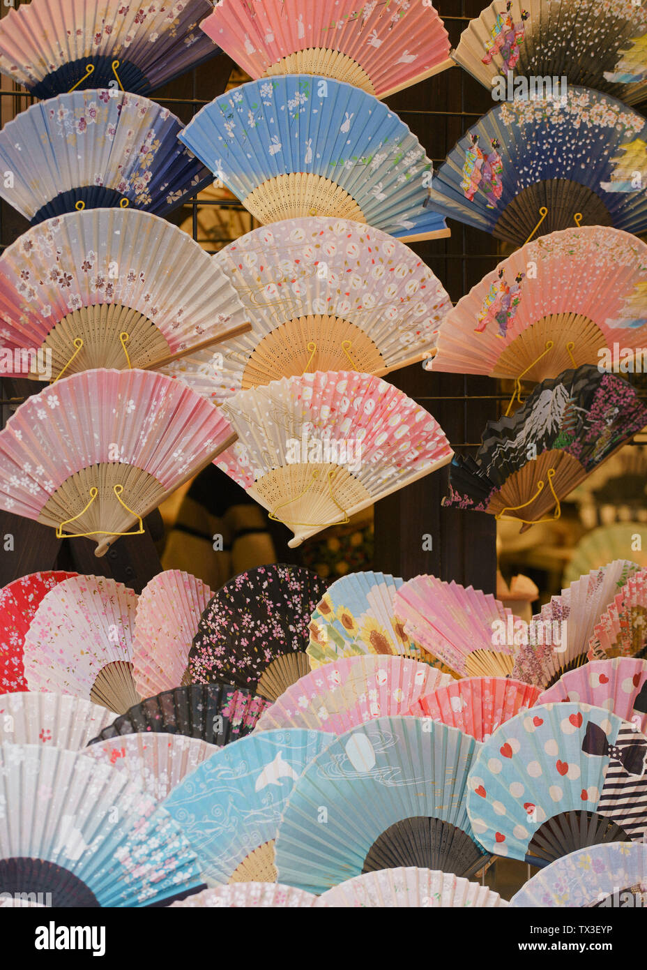 Varietà di ventole a mano sul display, Tokyo, Giappone Foto Stock