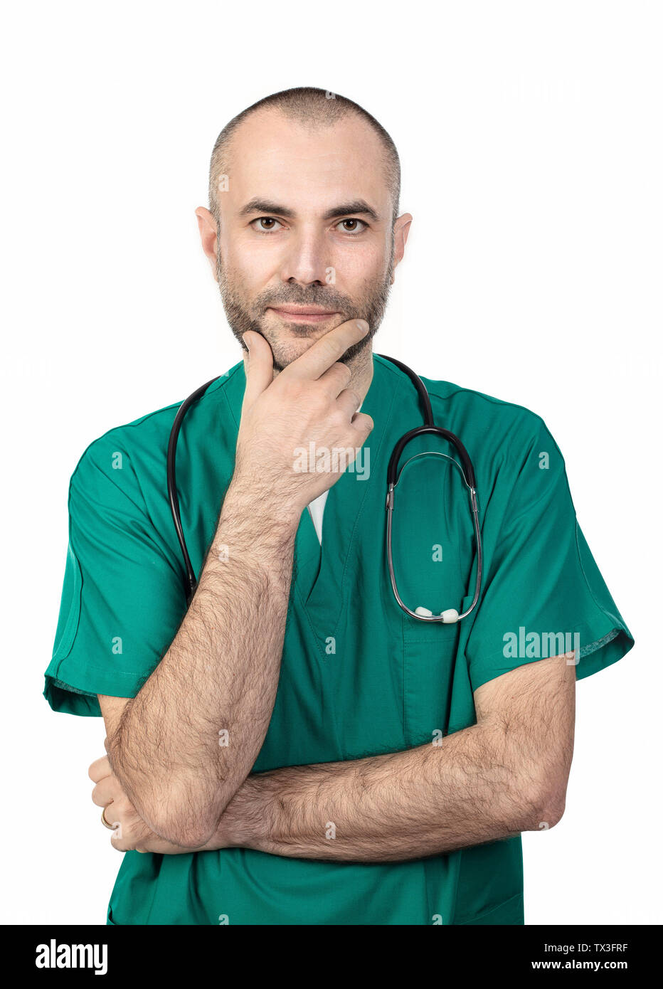 Ritratto di giovane medico usura uniforme verde e isolato su sfondo bianco Foto Stock