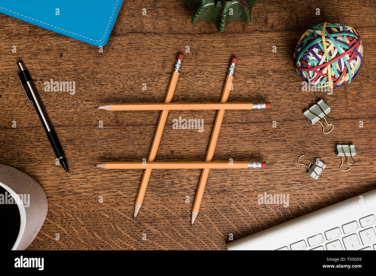 Vista da sopra le matite di formatura tag hash sulla scrivania in legno Foto Stock