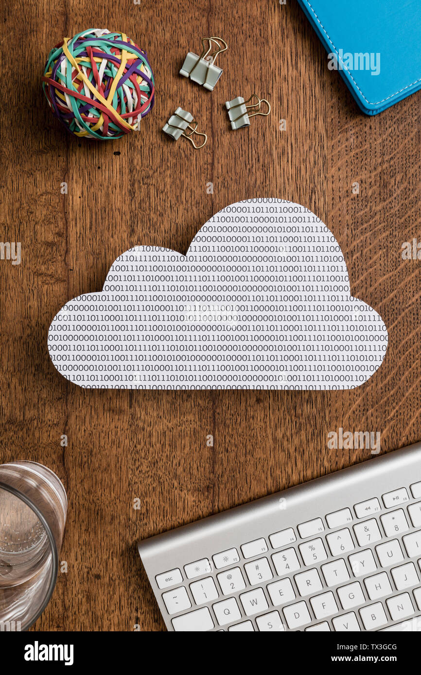 Vista da sopra il codice binario cloud su una superficie di legno Foto Stock