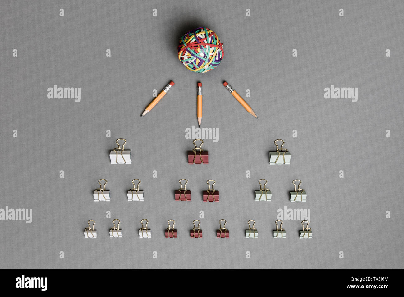 Visualizza modulo sopra la banda di gomma palla, matite e legante clip su sfondo grigio Foto Stock