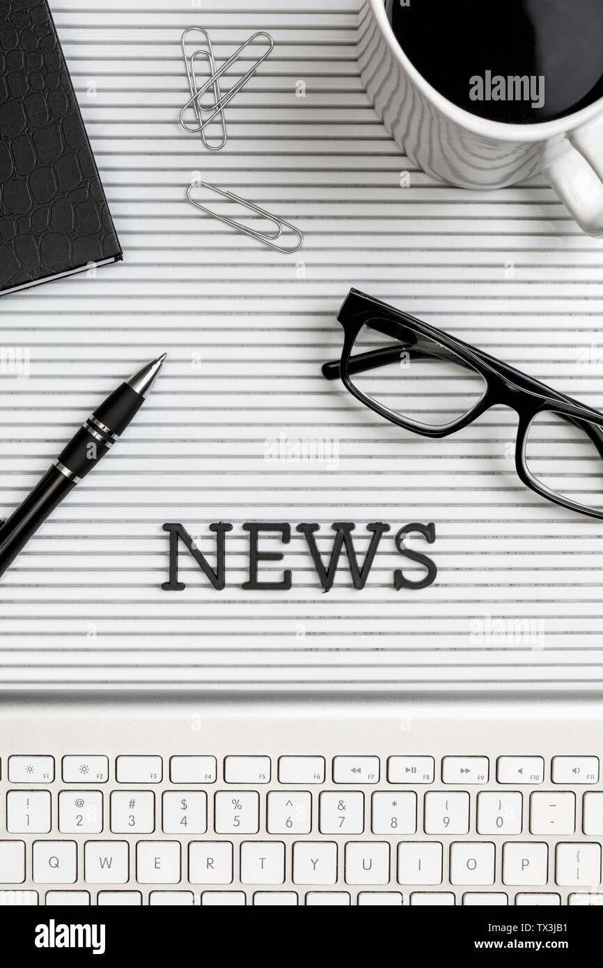 Vista da sopra 'News' testo sulla scrivania al di sopra della tastiera del computer Foto Stock
