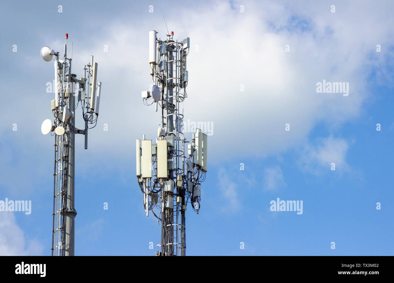 Stazione base cellulare o stazione di ricetrasmissione di base. Torre di telecomunicazione. Comunicazione wireless trasmettitore antenna. 3G, 4G e 5G sito di cella con c Foto Stock