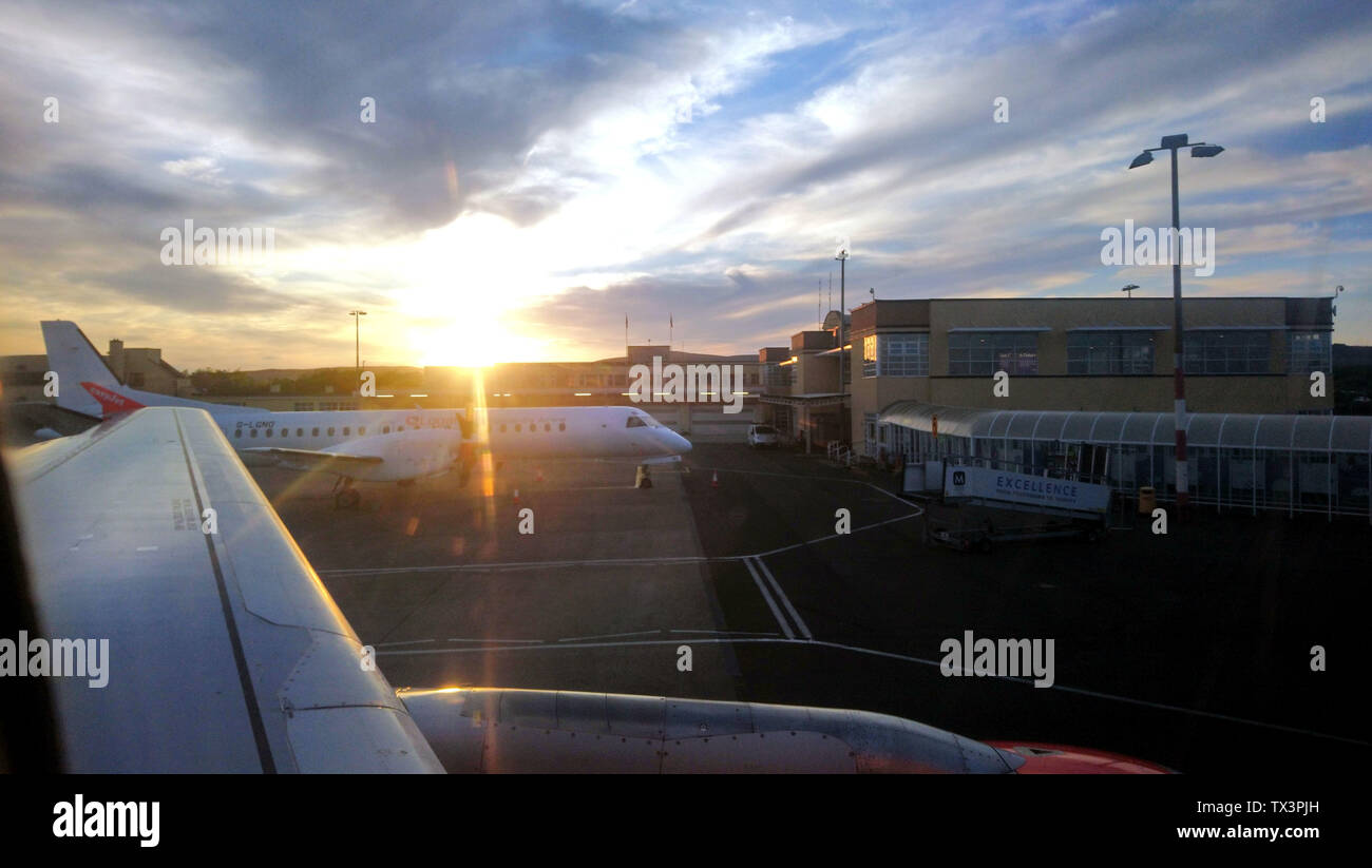 Tramonto sul terminale A Ronaldsway Isola di Man da un aereo Easyjet Foto Stock