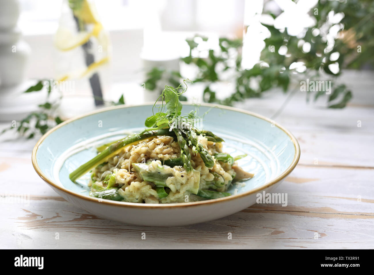 Il piatto è servito nel ristorante risotto agli asparagi. Proposta di servire il piatto. Foto Stock